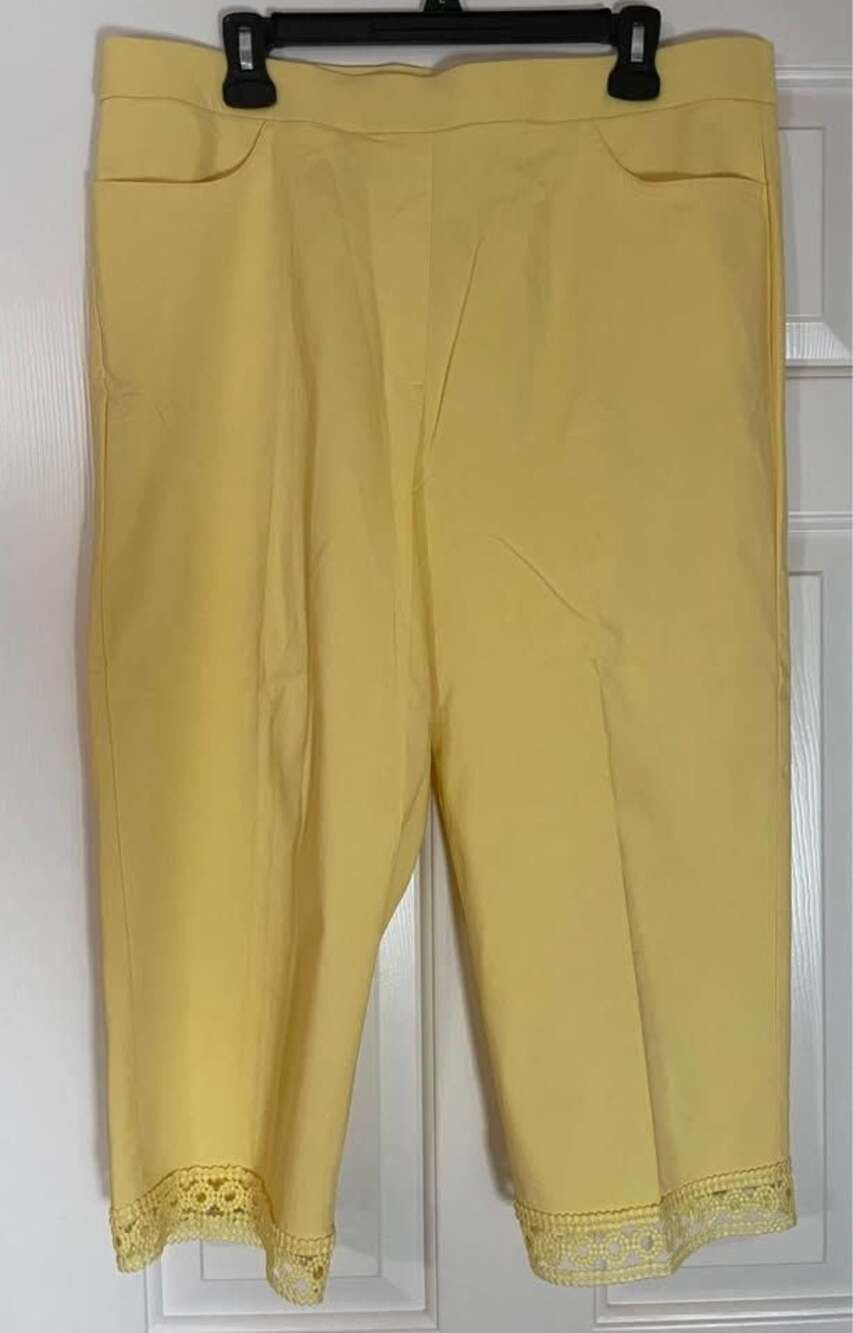 Women’s Alfred Dunner Yellow Capris with Embroidered leg cuff Size16